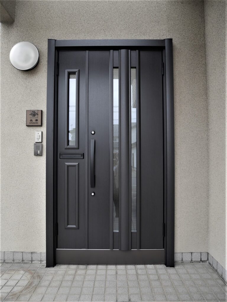 青森県：新しい玄関ドアで住まいの表情をリフレッシュ！LIXIL リシェント